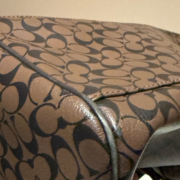 Coach EUC  brown and Black Handbag zipper closer - Picture 9 of 11